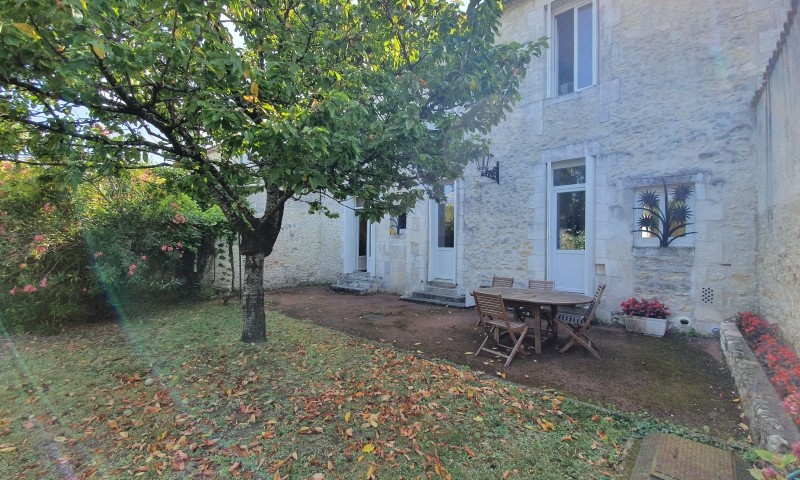 MAISON DE CHARME AU COEUR DE LA VILLE DE SAUJON